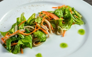 Острый салат с кальмарами и зеленью